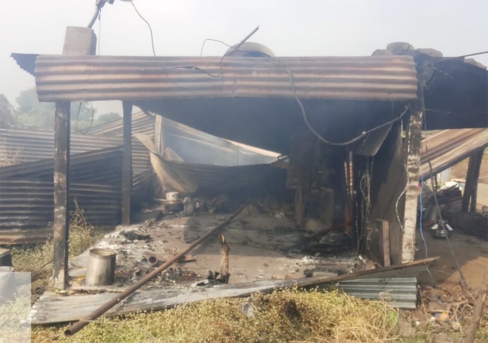 Four homes were destroyed in the cylinder explosion | सिलिंडरच्या स्फोटात चार घरे बेचिराख