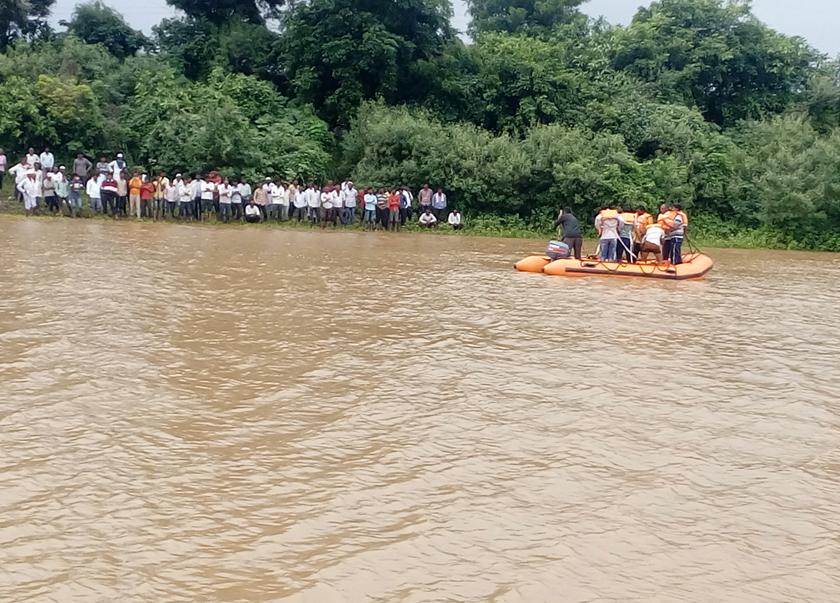 One person missing in the river Purna | पूर्णा नदीच्या पुरात एक जण वाहून गेला