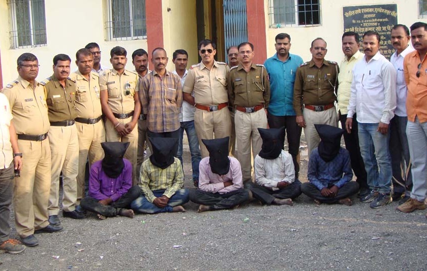 Five dacoits have been pursued and arrested | पाच दरोडेखोरांना पाठलाग करून अटक
