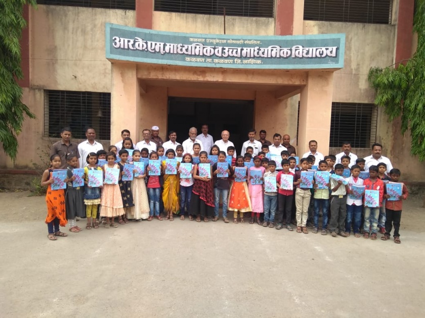  Welcome students to Dindi, Chirpani, on the first day of school | शाळेच्या पहिल्या दिवशी दिंडी, मिरवणूकीद्वारे विद्यार्थ्यांचे स्वागत