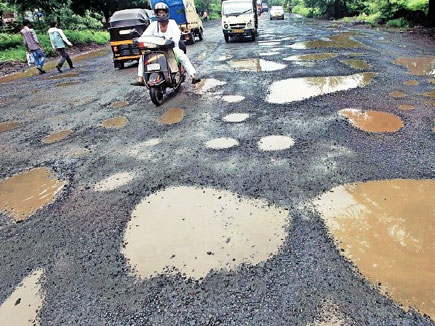 Demand for repair of Yeola-Nandgaon road | येवला-नांदगाव रस्ता दुरूस्तीची मागणी