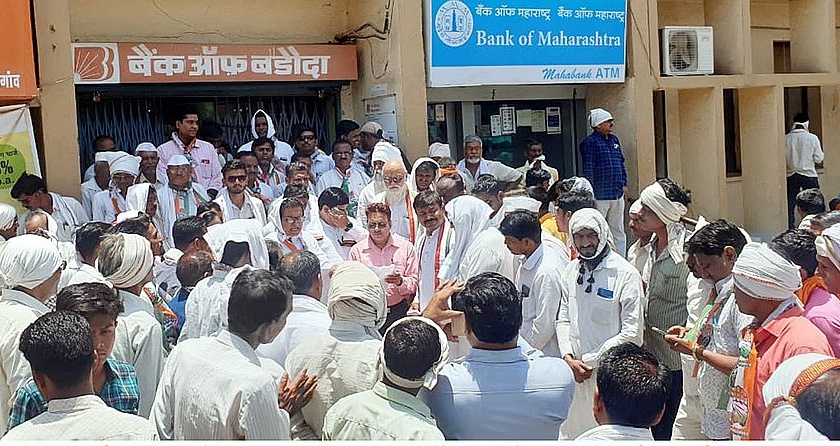 Farmers' Gherao bank officials for distribution of crop loans | पीककर्ज वाटपासाठी शेतकऱ्यांचा बँक अधिकाऱ्यांना घेराव