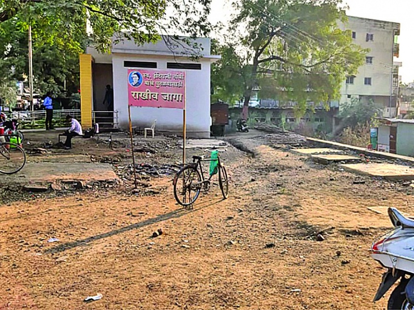 The encroachment near the Indira Gandhi statue in Khamgaon was removed | खामगावात नियोजित इंदिरा गांधीच्या पुतळ्याजवळील अतिक्रमण हटविले