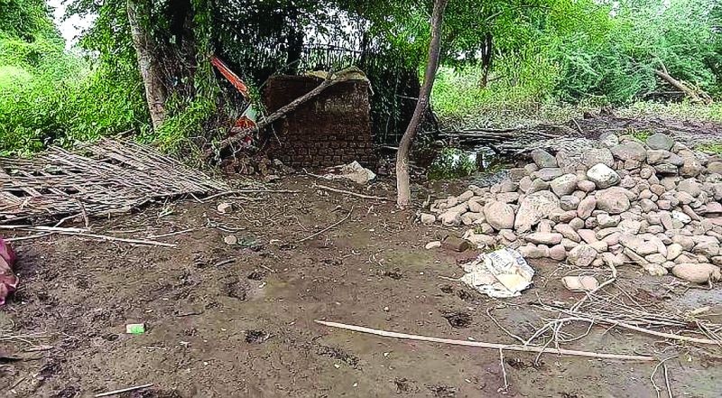  Due to the 'backwater' of lower Dnyan Ganga, 15 houses in Divthana were affected | निम्न ज्ञानगंगाच्या 'बॅकवॉटर'मुळे दिवठाणा येथील १५ घरे बाधित
