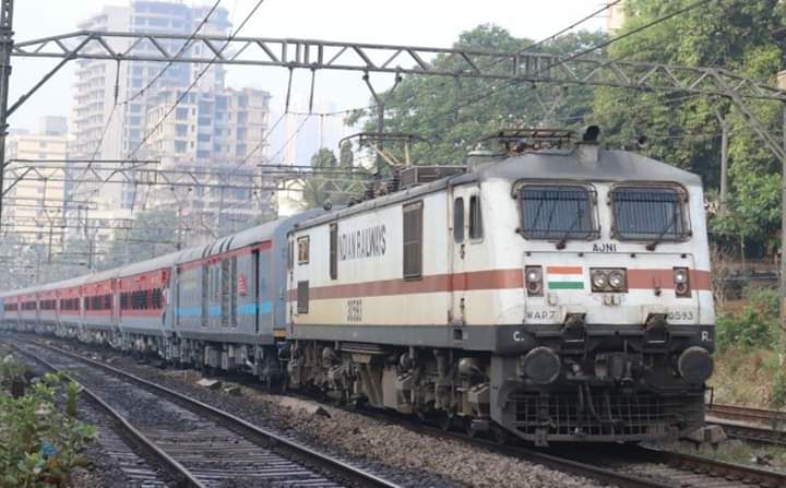 Five trains canceled due to poor response from passengers | प्रवाशांच्या अल्प प्रतिसादामुळे पाच रेल्वे गाड्या केल्या रद्द