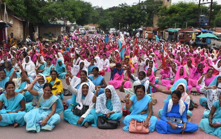 Asha Sevakya and group promoters' dharna agitation in the district | जिल्ह्यातील आशा सेविका व गटप्रवर्तकांचे धरणे आंदोलन