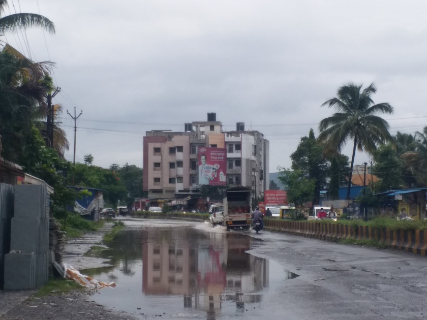 Water in the first rain on the Karhad-Vita road | कऱ्हाड-विटा रस्त्यावर पहिल्याच पावसात पाणी