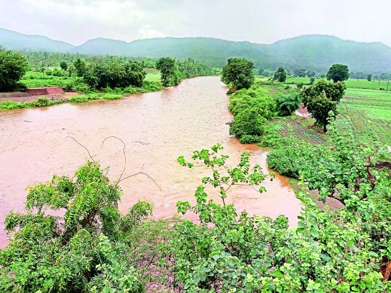  Return of rain in Jalgaon district after three weeks | तीन आठवड्यानंतर जळगाव जिल्ह्यात पावसाचे पुनरागमन