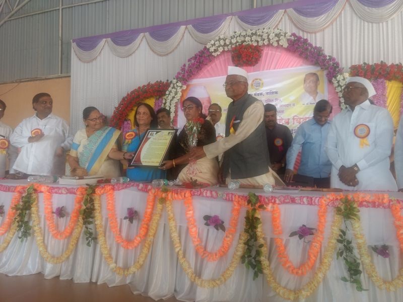 Model Worker Award for Nashik Mayor Ranjana Bhansi | नाशिकच्या महापौर रंजना भानसी यांना आदर्श कार्यकर्ता पुरस्कार प्रदान