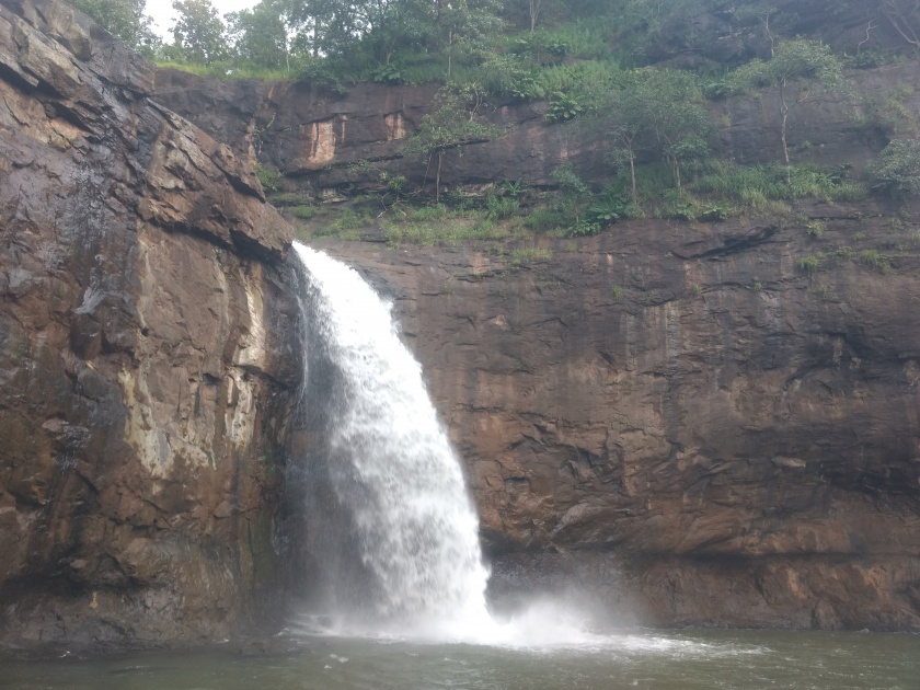 Burundi Falls awaits development! | बुरुंडी धबधबा विकासाच्या प्रतिक्षेत !