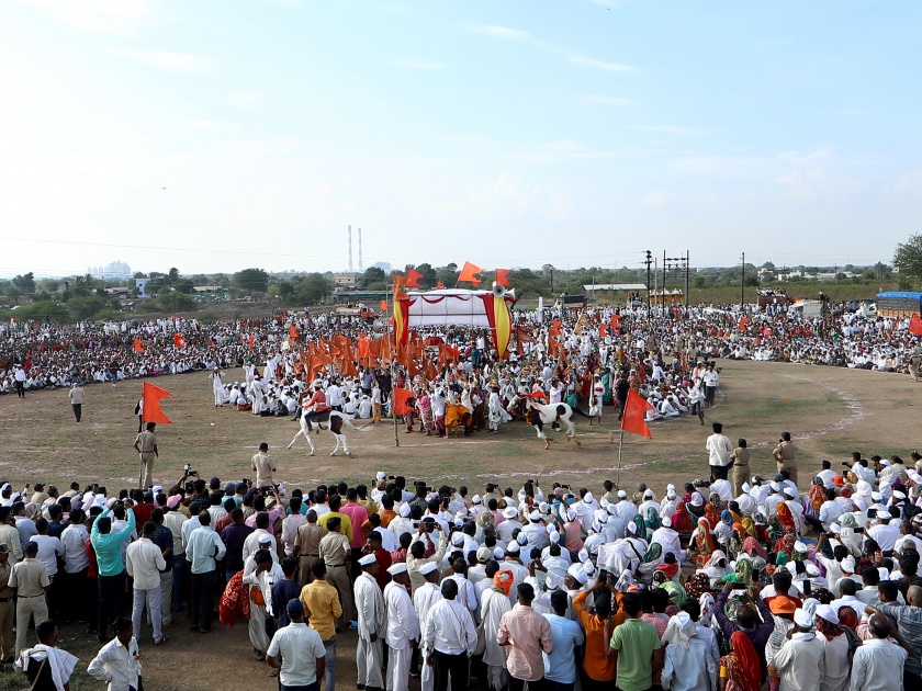 Devotees flock to see the Palkhi Arena ceremony | पालखी रिंगण सोहळा पाहण्यासाठी भाविकांची मांदियाळी