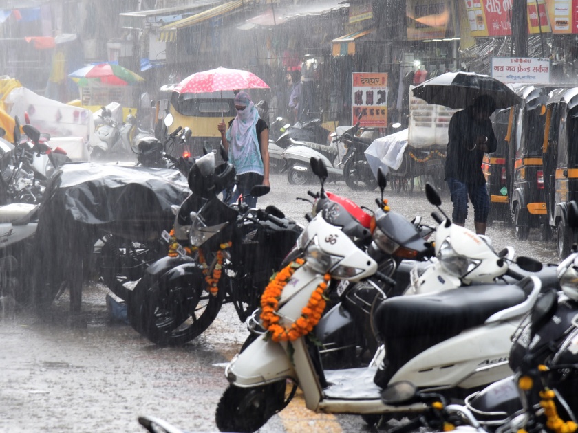 Heavy presence of rain; Cables blown in the market | पावसाची जोरदार हजेरी; बाजारपेठेत उडाली तारांबळ