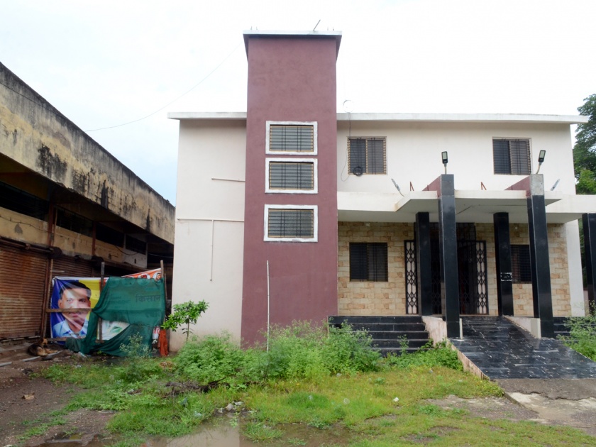 Parbhani: The buildings of the Municipal Health Center fall apart | परभणी : मनपा आरोग्य केंद्राच्या इमारती पडल्या अडगळीत