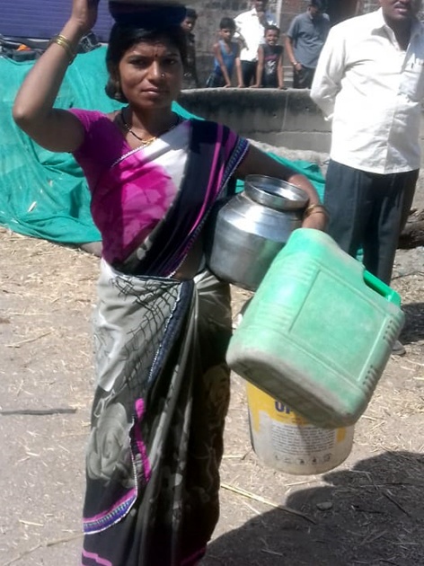 Parbhani: Water shortage of 10 rupees | परभणी :दहा रुपयांना मिळतोय पाण्याचा हंडा