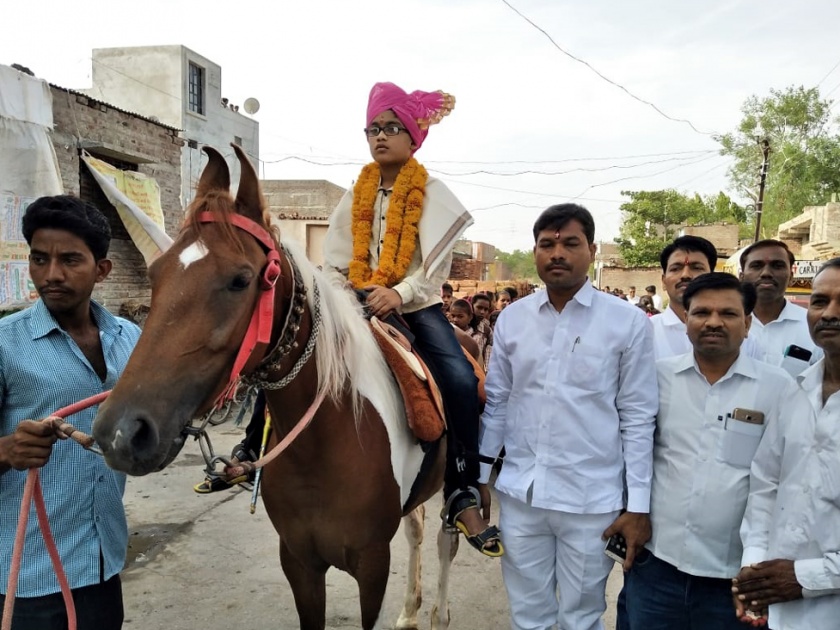 Parbhani: Rally from procession and tractor from horse | परभणी : घोड्यावरून मिरवणूक अन् ट्रॅक्टरमधून रॅली