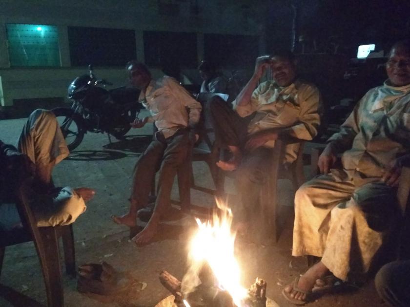 Discussion around the Gram Panchayat elections around the fire | ग्रामपंचायतीच्या निवडणुकांविषयी शेकोटीभोवती चर्चा