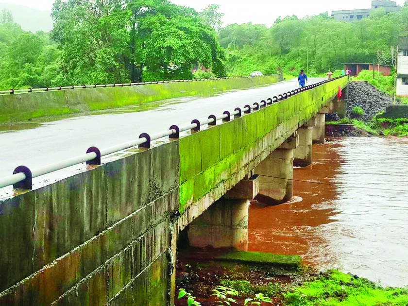 Ratnagiri: Low-height villages - Ambalavali Bridge due to the inconvenience of people in the rainy season | रत्नागिरी : कमी उंचीच्या खेड - आंबवली पुलामुळे पावसाळ्यात लोकांची गैरसोय