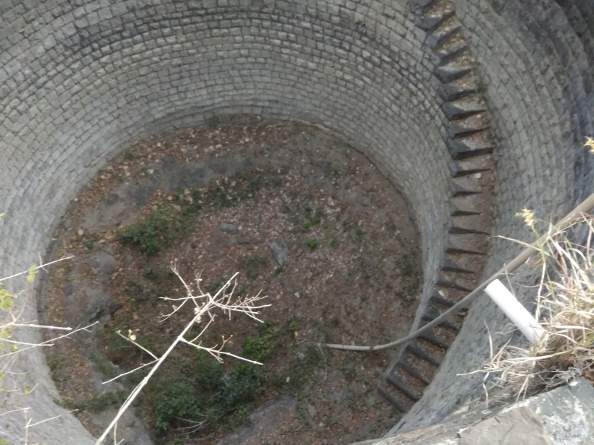 Due to the severe water scarcity, ponds, wells in the Mulikwadi | सातारा : मुळीकवाडीत भीषण पाणी टंचाई, तलाव, विहिरी कोरड्या