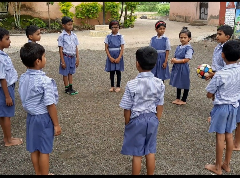 'Learn Learn English' program for students at Rajolewati school | राजोळेवस्ती शाळेत विद्यार्थ्यांसाठी ‘वुई लर्न इंग्लिश’ उपक्रम