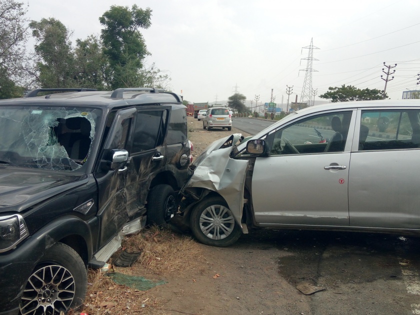 Three injured in accident at Shingwe Tukai Fata | शिंगवे तुकाई फाटा येथील अपघातात तीन जखमी