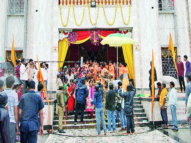 Filming of Hindi film in Muktiddham Temple | मुक्तिधाम मंदिरात हिंदी चित्रपटाचे चित्रीकरण
