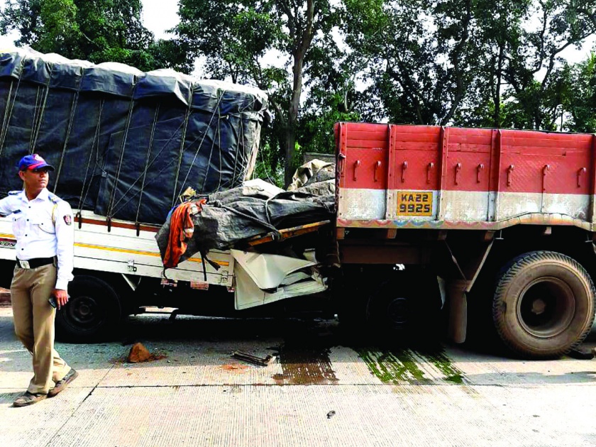 Two killed in Tersebambarde accident on Mumbai-Goa highway | मुंबई-गोवा महामार्गावर तेर्सेबांबर्डे अपघातात दोघे ठार