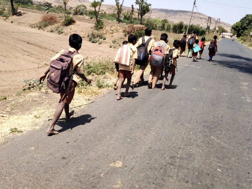  In the sunny summer, the students' barefoot walks | रणरणत्या उन्हात विद्यार्थ्यांची अनवाणी पायपीट