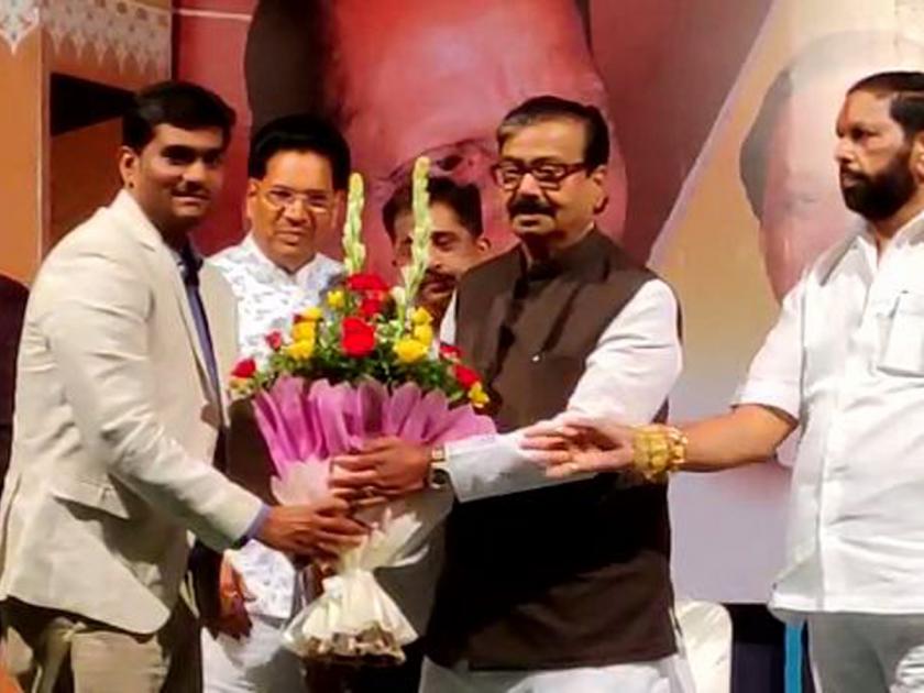 Honor by award of Sahyadri Yuva Manch of Maharashtra Kabaddi Association | महाराष्टÑ राज्य कबड्डी संघटनेकडून सह्याद्री युवा मंच चा पुरस्कार देऊन सन्मान