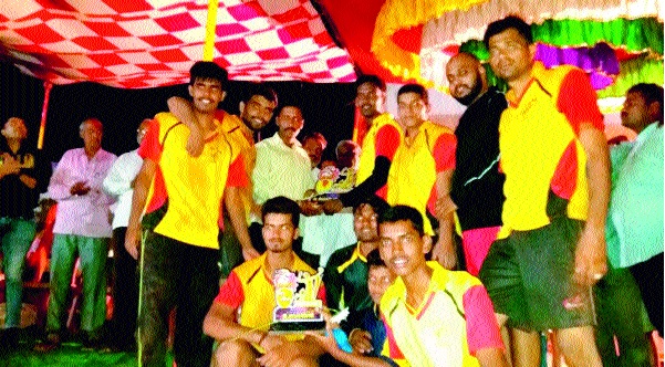 Walgreens Tournament of Jai Singhpur Sangh's Association Amabhavade: Sarpanch Trophy Senior Group Volleyball | जयसिंगपूरच्या संघास विजेतेपद आंबवडेतील व्हॉलिबॉल स्पर्धा : सरपंच चषक वरिष्ठ गट व्हॉलिबॉल