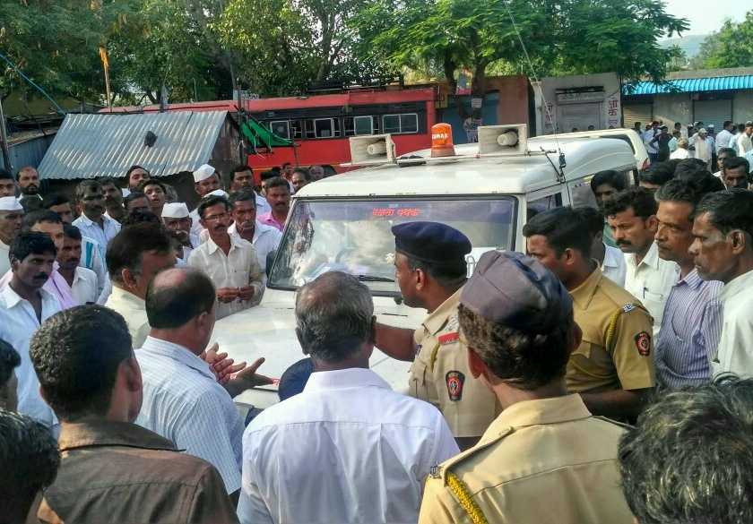 ST commuters in Kolhapur, aggressive, private vehicle removed outside bus station | कोल्हापूरात एसटी संपकरी आक्रमक, खासगी वाहन काढले बसस्थानकाबाहेर