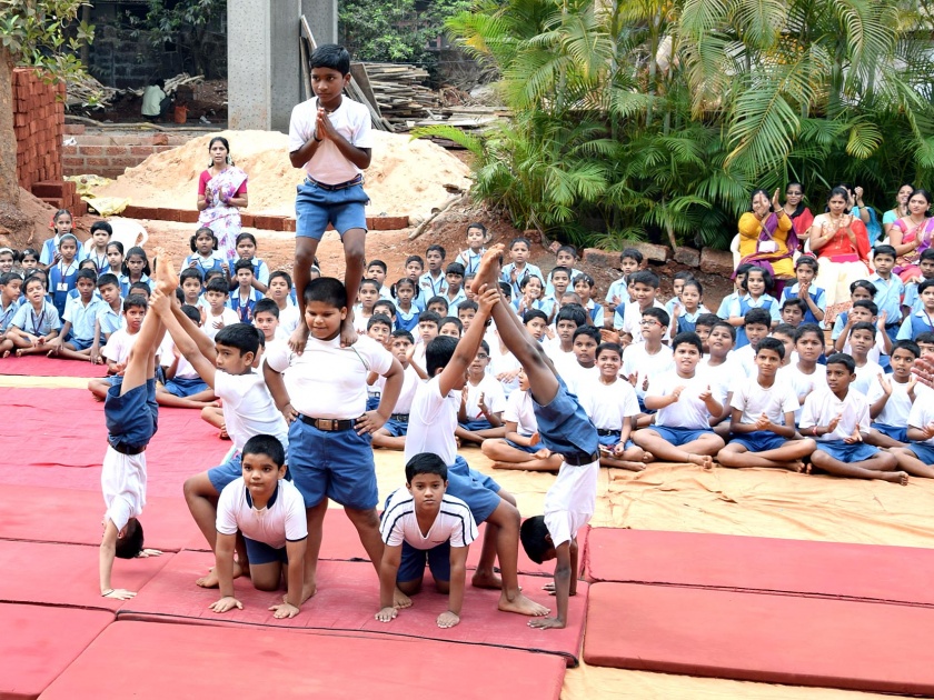 Ratnagiri: Students from physical education, including 350 children, | रत्नागिरी : शारीरिक कवायतींसह विद्यार्थ्यांनी रचले मनोरे, ३५० विद्यार्थ्यांचे सूर्यनमस्कार