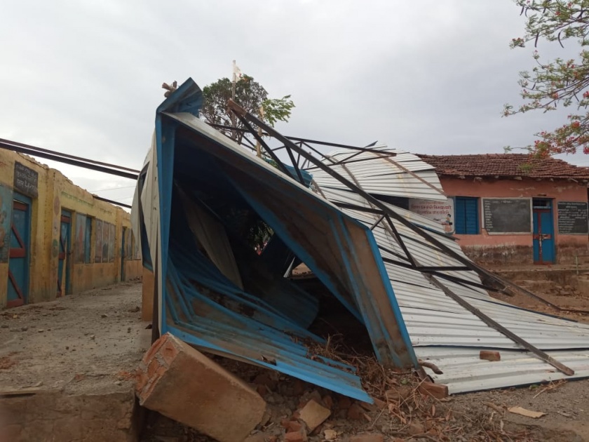 Damage to mango and houses due to storm in Surgana | सुरगाण्यात वादळ-वाऱ्यामुळे आंबा, घरांचे नुकसान