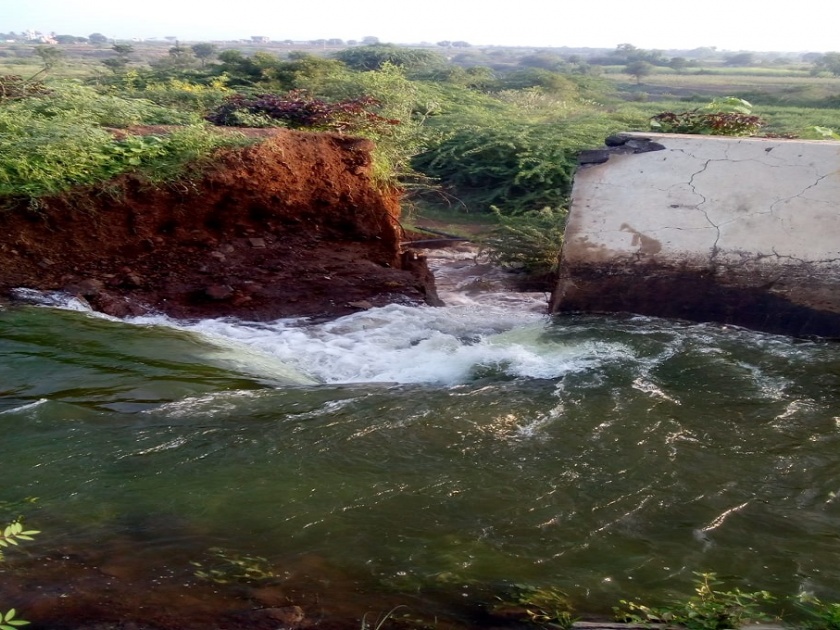 A horse's canal broke out in the shivar near the tank | टाकळी कडेवडी शिवारात घोडचा कालवा फुटला