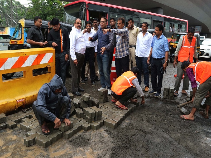 Municipal Commissioner Sanjiv Jaiswal visits inspection tour, 1150 square meters pothole in a single day | पालिका आयुक्त संजीव जयस्वाल यांनी केला रस्त्यांचा पाहणी दौरा, एका दिवसात बुजविले ११५० चौरस मीटरचे खड्डे
