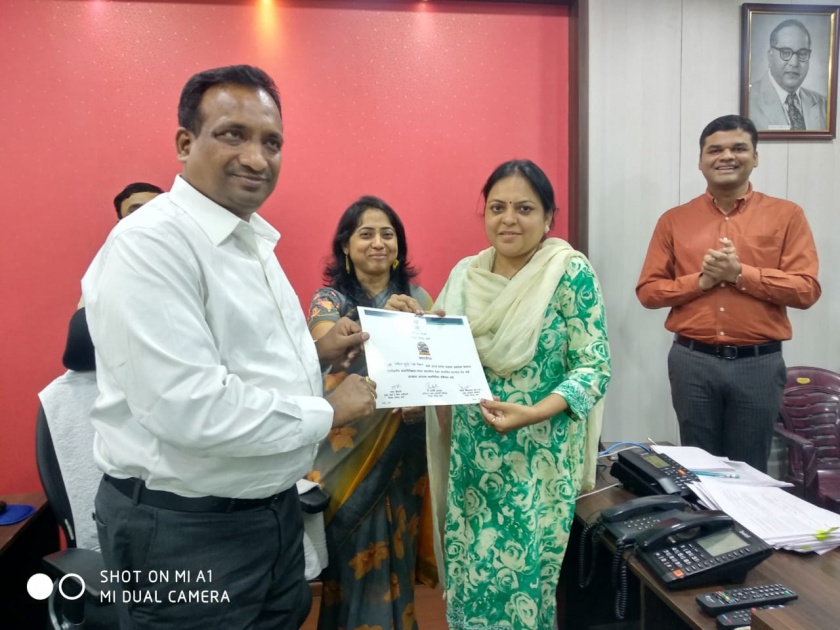 Honor to the Women Accounting Officer of Thane District Council, which gives interest on 53 crores of investment | ५३ कोटींच्या गुतंवणुकीवरील व्याज मिळवून देणाऱ्या ठाणे जिल्हा परिषदेच्या महिला लेखा अधिकाऱ्याचा सन्मान
