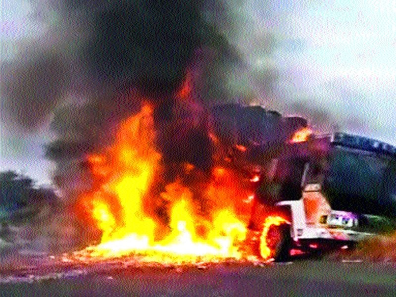 Malegaon: Four fire brigade fire started in Jalgaon | मालेगाव : चार बंबांनी आणली आग आटोक्यात जळगाव चोंढीनजीक ट्रक जळून भस्मसात