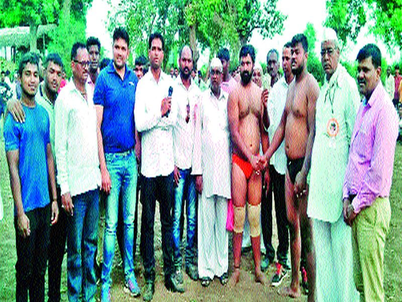 Watar: The death of renowned wrestlers of North Maharashtra at Raggir Baba Yatra | वटार : उत्तर महाराष्टÑातील नामवंत पहिलवानांची हजेरी चौंधाणे येथे रामगीरबाबा यात्रोत्सवात कुस्त्यांची दंगल