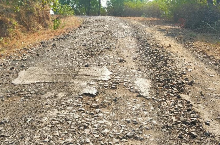 The miserable condition of the road from Murambi to Bhagaohal | मुरंबी ते भागओहळ रस्त्याची दयनीय अवस्था
