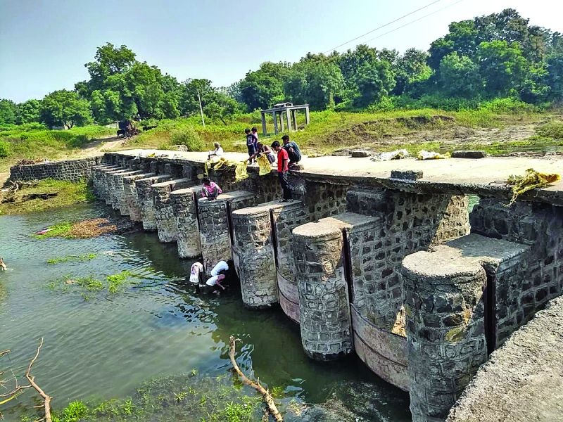 Arunavati river flowing water to stop by kholapuri dams | अरूणावती नदीचे वाहून जाणारे पाणी अडविण्यास सुरुवात