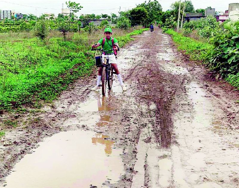 The school road lost in the Sevagram | सेवाग्रामात शाळेचा रस्ता हरविला चिखलात