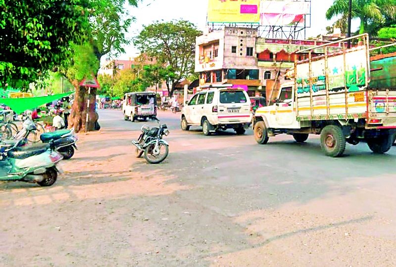 Violation of the traffic rules in the city | शहरात वाहतुकीच्या नियमांचे उल्लंघन