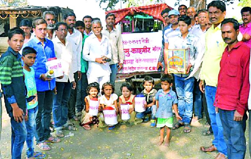 The villagers collected the help of the martyrs' family | गावकऱ्यांनी गोळा केली शहिदांच्या कुटुंबासाठी मदत