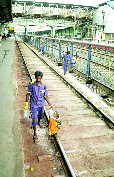150 trains arrives in Nagpur railway station, only 17cleaned | नागपूर रेल्वेस्थानकावर येतात १५० गाड्या, स्वच्छता मात्र केवळ १७ रेल्वेगाड्यांची
