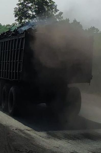 Dust pollution from coal mines suffocates workers | कोळसा खाणीतील धुळप्रदूषणाने गुदमरतोय कामगारांचा श्वास