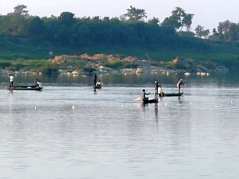 The Wainganga River is a lifeline for fishermen | मच्छीमारांसाठी वैनगंगा नदी ठरत आहे जीवनदायिनी