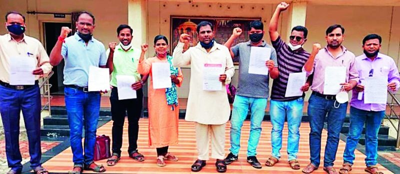 Forced teachers' agitation of pension farms | पेन्शन फाॅर्मच्या जबरदस्तीने शिक्षकांचे आंदोलन