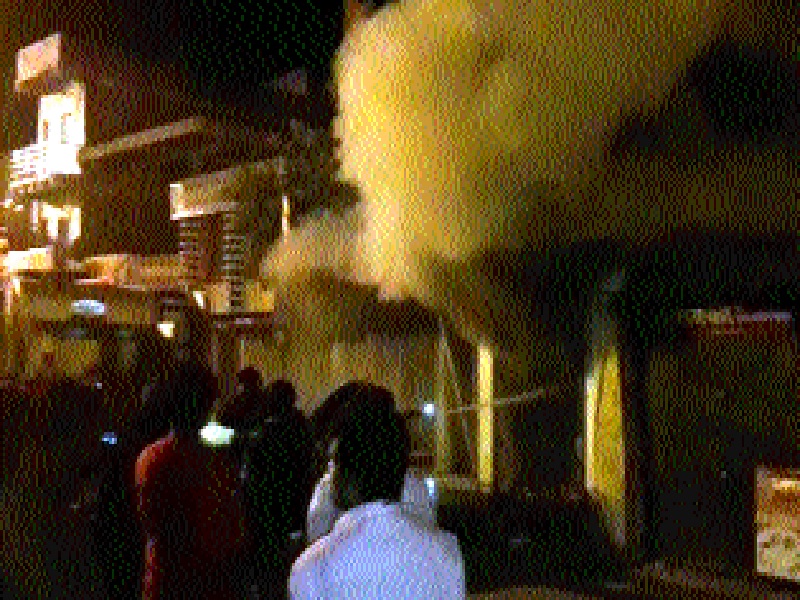 Fire at the bookstore in the Karanja area | कारंजा भागात पुस्तकाच्या दुकानाला आग