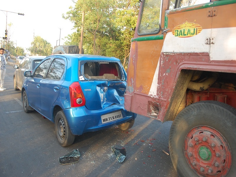 Bizarre accidents in front of Bajaj Material Gate | बजाज मटेरियल गेटसमोर विचित्र अपघात