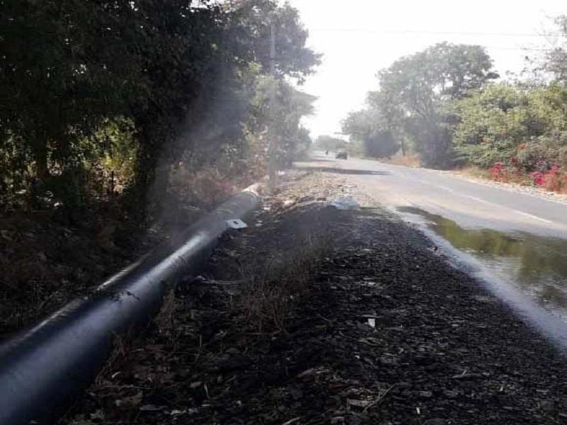 Lead to MIDC water channel on Patoda road | पाटोदा रस्त्यावर एमआयडीसीच्या जलवाहिनीला गळती