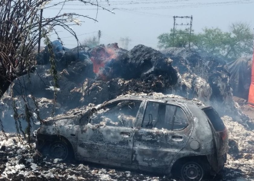Fire in Vidarbha Jining of Ner, Yavatmal; Loss of millions | यवतमाळ जिल्ह्यातील नेरच्या विदर्भ जिनिंगला आग; लाखोंचे नुकसान